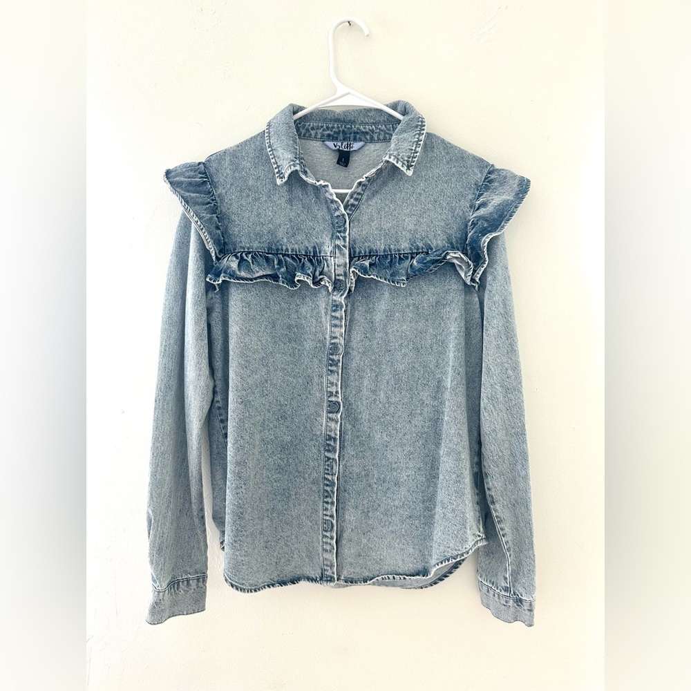 Vylette Stonewash Denim Ruffle Blouse Women’s size Large, 100% Cotton
